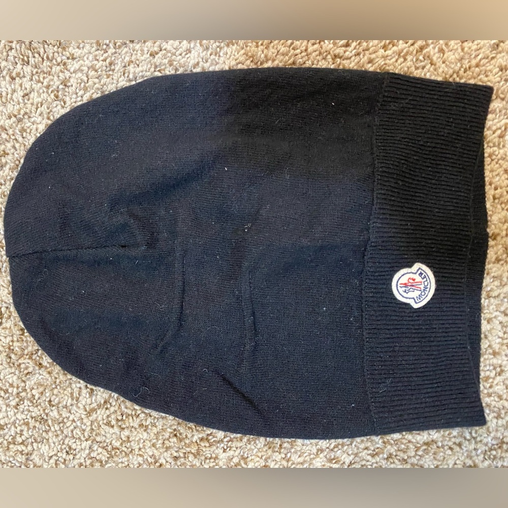 Black moncler winter hat